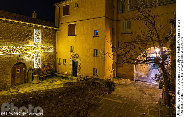 Photo : Le village de Moustiers-Sainte-Marie la nuit à la période de Noël, Alpes de Haute-Provence (04) - (ref. 241227-049) © Jean Isenmann