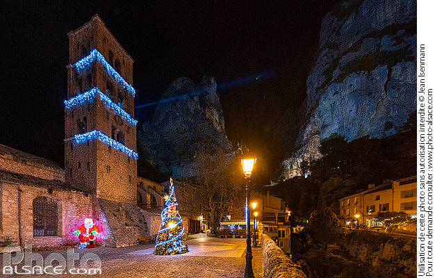 Photo : Le village de Moustiers-Sainte-Marie la nuit à la période de Noël, Alpes de Haute-Provence (04) - (ref. 241227-054) © Jean Isenmann
