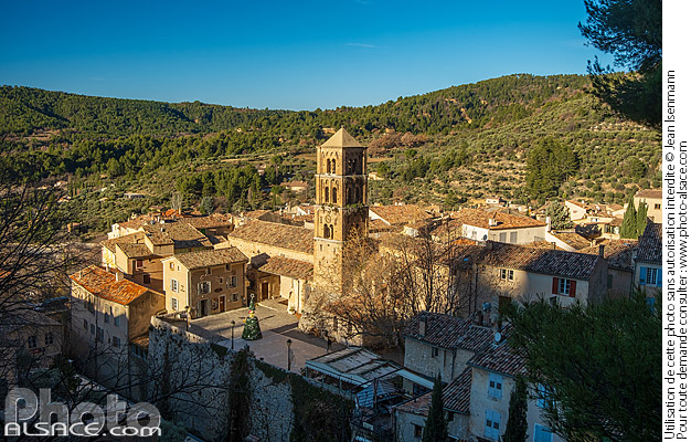 Photo : Le village de Moustiers-Sainte-Marie classé parmi Les Plus Beaux Villages de France, Alpes de Haute-Provence (04) - (ref. 241228-022) © Jean Isenmann