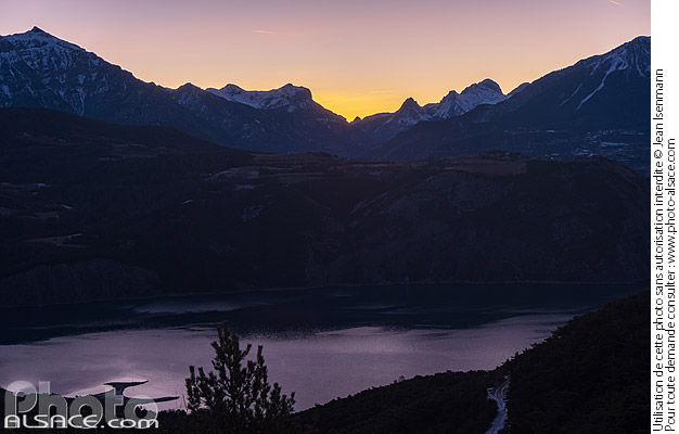 Photo : Lever de soleil sue le lac de Serre-Ponçon, Rousset-Serre-Ponçon, Hautes-Alpes (05) - (ref. 241227-001) © Jean Isenmann