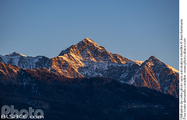 Photo : La Tête d'eslucis en hiver vue depuis le lac de Serre-Ponçon, Hautes-Alpes (05) - (ref. 241227-006) © Jean Isenmann