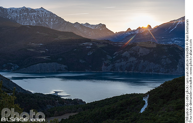 Photo : Lever de soleil sue le lac de Serre-Ponçon, Rousset-Serre-Ponçon, Hautes-Alpes (05) - (ref. 241227-009) © Jean Isenmann