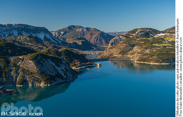 Photo : Le lac et le barrage du lac de Serre-Ponçon, Sauze-du-Lac, Hautes-Alpes (05) - (ref. 241227-019) © Jean Isenmann