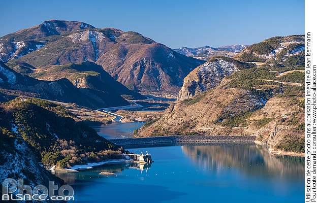 Photo : Le lac et le barrage du lac de Serre-Ponçon, Sauze-du-Lac, Hautes-Alpes (05) - (ref. 241227-023) © Jean Isenmann