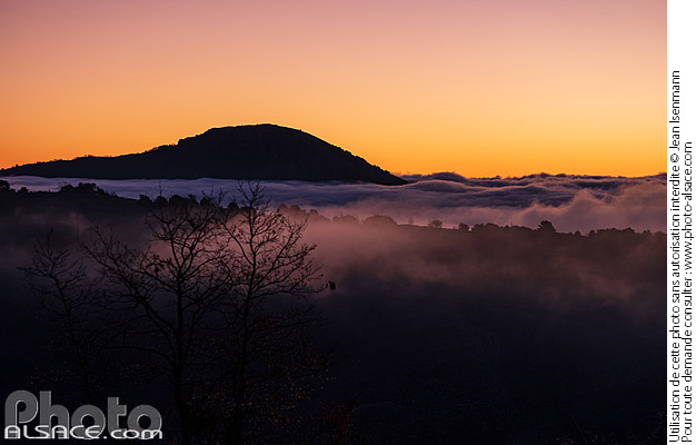 Photo : Lever de Soleil sur les hauteurs de Gourdon, Alpes-Maritimes (06) - (ref. 250101-001) © Jean Isenmann