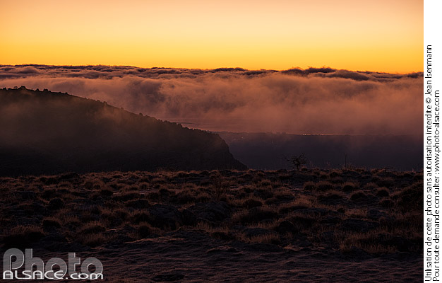 Photo : Lever de Soleil sur les hauteurs de Gourdon, Alpes-Maritimes (06) - (ref. 250101-004) © Jean Isenmann