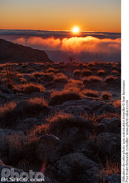 Photo : Lever de Soleil sur les hauteurs de Gourdon, Alpes-Maritimes (06) - (ref. 250101-014) © Jean Isenmann