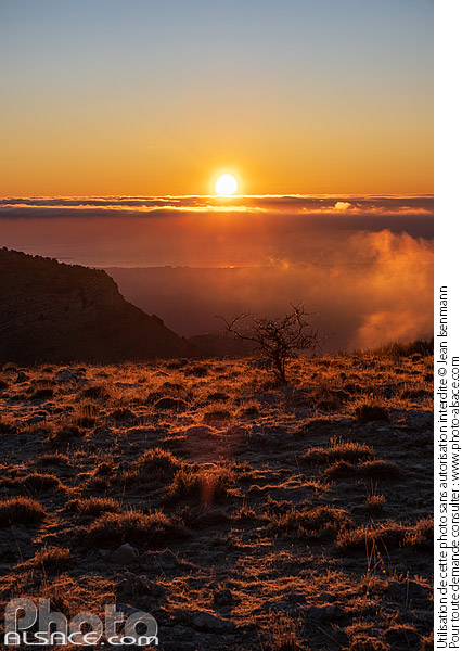 Photo : Lever de Soleil sur les hauteurs de Gourdon, Alpes-Maritimes (06) - (ref. 250101-021) © Jean Isenmann