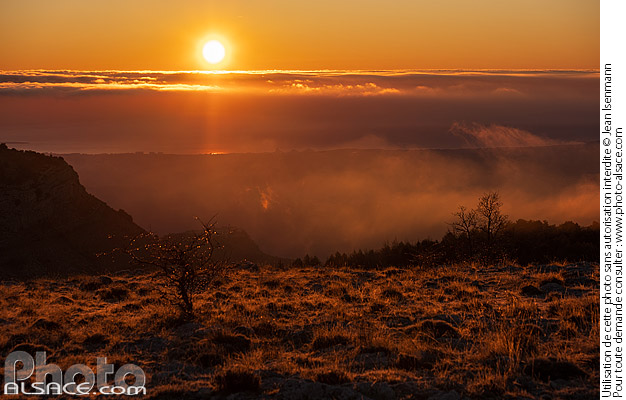 Photo : Lever de Soleil sur les hauteurs de Gourdon, Alpes-Maritimes (06) - (ref. 250101-025) © Jean Isenmann