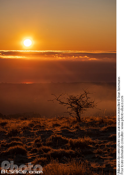 Photo : Lever de Soleil sur les hauteurs de Gourdon, Alpes-Maritimes (06) - (ref. 250101-026) © Jean Isenmann