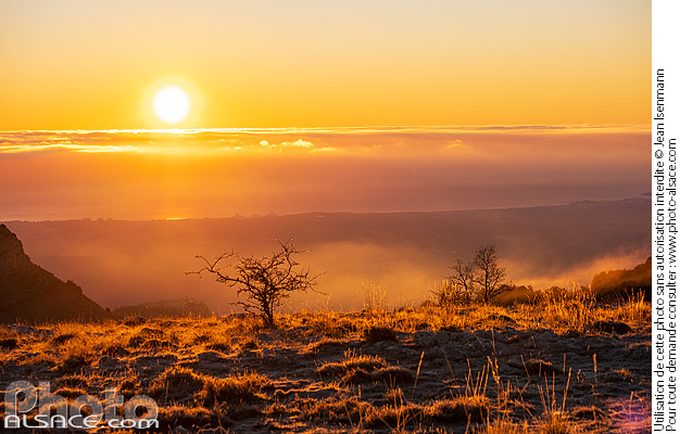 Photo : Lever de Soleil sur les hauteurs de Gourdon, Alpes-Maritimes (06) - (ref. 250101-030) © Jean Isenmann