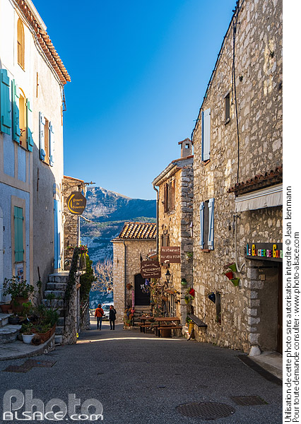 Photo : Village perché de Gourdon classé parmi Les Plus Beaux Villages de France, Parc naturel régional des Préalpes d'Azur, Alpes-Maritimes (06) - (ref. 250101-040) © Jean Isenmann