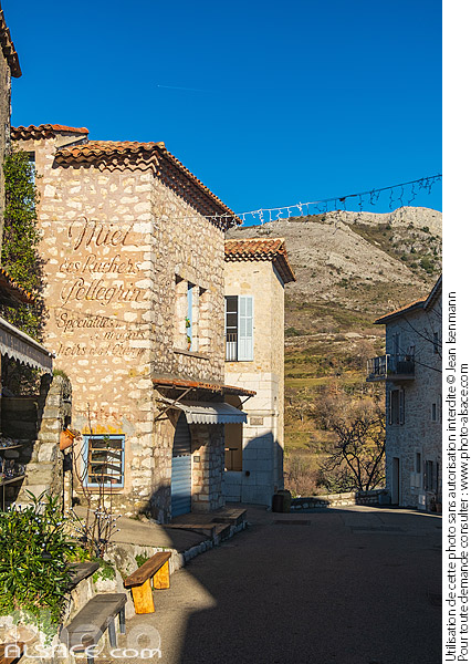Photo : Village perché de Gourdon classé parmi Les Plus Beaux Villages de France, Parc naturel régional des Préalpes d'Azur, Alpes-Maritimes (06) - (ref. 250101-042) © Jean Isenmann
