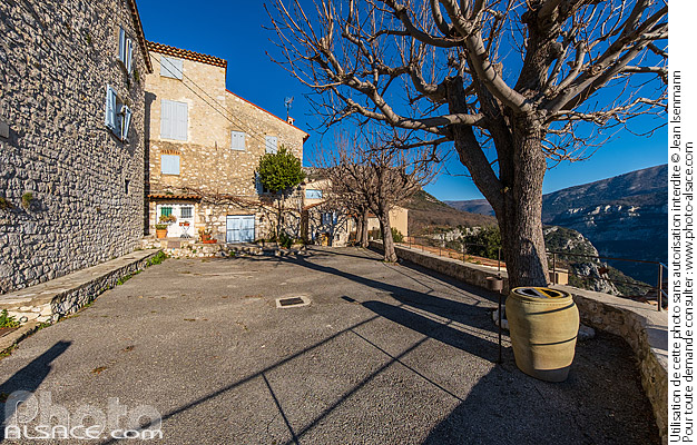 Photo : Village perché de Gourdon classé parmi Les Plus Beaux Villages de France, Parc naturel régional des Préalpes d'Azur, Alpes-Maritimes (06) - (ref. 250101-059) © Jean Isenmann