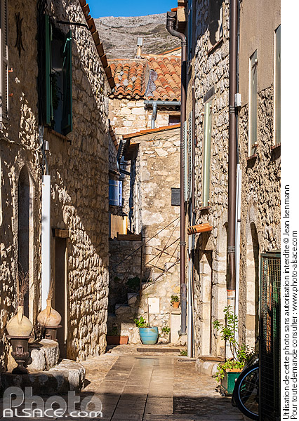 Photo : Village perché de Gourdon classé parmi Les Plus Beaux Villages de France, Parc naturel régional des Préalpes d'Azur, Alpes-Maritimes (06) - (ref. 250101-063) © Jean Isenmann