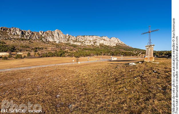 Photo : Calvaire au bord de la route Napoléon à Séranon, Parc naturel régional des Préalpes d'Azur, Alpes-Maritimes (06) - (ref. 250101-095) © Jean Isenmann