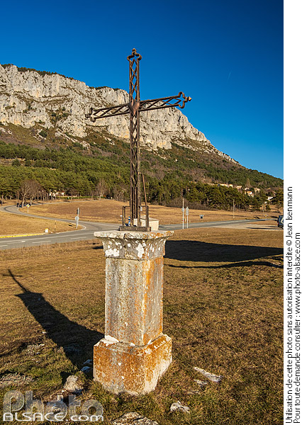 Photo : Calvaire au bord de la route Napoléon à Séranon, Parc naturel régional des Préalpes d'Azur, Alpes-Maritimes (06) - (ref. 250101-097) © Jean Isenmann