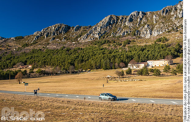 Photo : Route Napoléon à Séranon, Parc naturel régional des Préalpes d'Azur, Alpes-Maritimes (06) - (ref. 250101-101) © Jean Isenmann