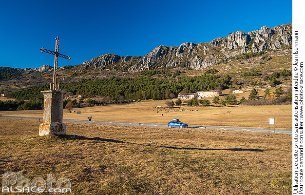 Photo : Calvaire au bord de la route Napoléon à Séranon, Parc naturel régional des Préalpes d'Azur, Alpes-Maritimes (06) - (ref. 250101-106) © Jean Isenmann