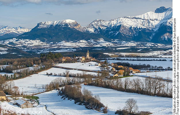 Photo : Village de Le Percy dans la région du Trièves en hiver et le massif du Dévoluy en arrière-plan, Isère (38) - (ref. 250102-001) © Jean Isenmann