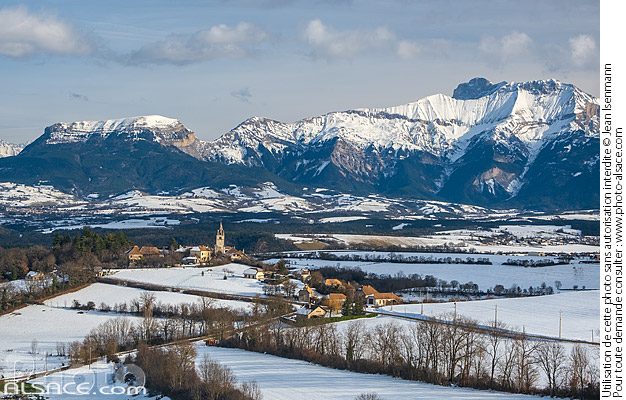 Photo : Village de Le Percy dans la région du Trièves en hiver et le massif du Dévoluy en arrière-plan, Isère (38) - (ref. 250102-007) © Jean Isenmann
