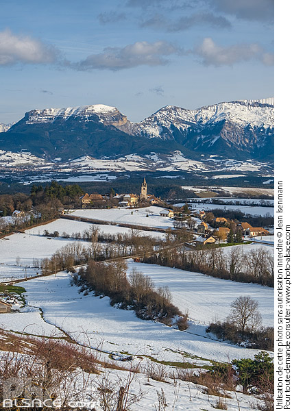 Photo : Village de Le Percy dans la région du Trièves en hiver et le massif du Dévoluy en arrière-plan, Isère (38) - (ref. 250102-009) © Jean Isenmann