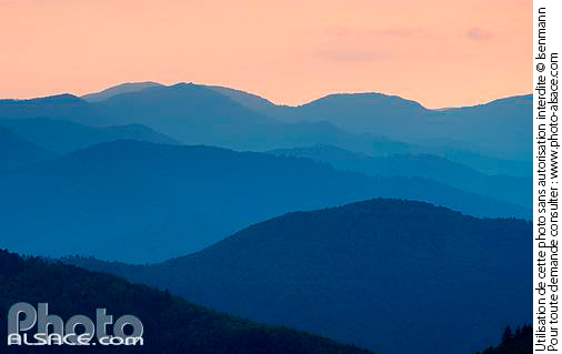 Photo : Coucher de soleil sur les Vosges, Parc naturel régional des Ballons des Vosges, Haut-Rhin (68) - (ref. n22683) © Jean Isenmann