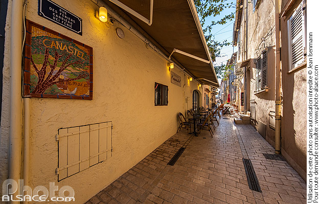 Photo : Rue des Feniers, Saint-Tropez, Presqu'Ile de Saint-Tropez, Var (83) - (ref. 241229-036) © Jean Isenmann