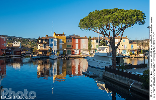 Photo : Cité lacustre de Port Grimaud édifiée par l'architecte mulhousien François Spoerry, Var (83) - (ref. 241229-053) © Jean Isenmann