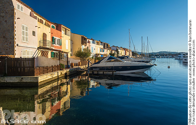 Photo : Cité lacustre de Port Grimaud édifiée par l'architecte mulhousien François Spoerry, Var (83) - (ref. 241229-055) © Jean Isenmann