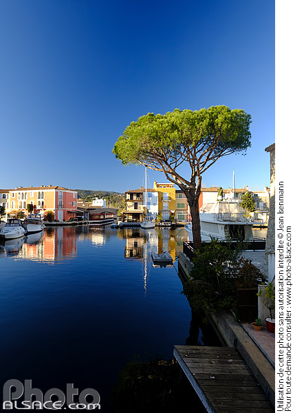Photo : Cité lacustre de Port Grimaud édifiée par l'architecte mulhousien François Spoerry, Var (83) - (ref. 241229-059) © Jean Isenmann