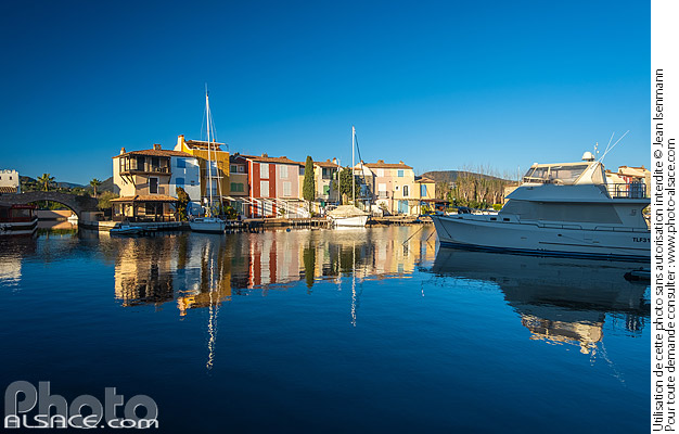 Photo : Cité lacustre de Port Grimaud édifiée par l'architecte mulhousien François Spoerry, Var (83) - (ref. 241229-061) © Jean Isenmann