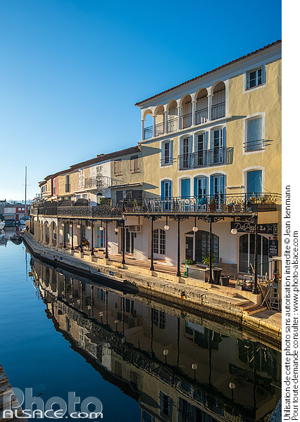 Photo : Cité lacustre de Port Grimaud édifiée par l'architecte mulhousien François Spoerry, Var (83) - (ref. 241229-067) © Jean Isenmann