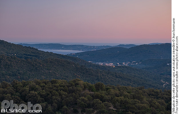Photo : Massif des Maures au crépuscule, Le Plan-de-la-Tour, Var (83) - (ref. 241229-069) © Jean Isenmann