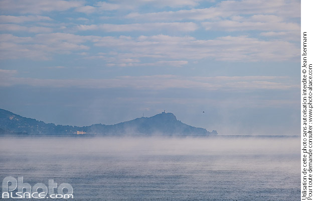 Photo : Golfe de Fréjus dans la brume matinale, Var (83) - (ref. 241231-005) © Jean Isenmann