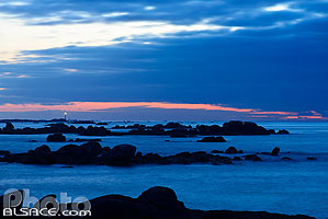 Photo : Côte des légendes et phare de la vierge au crépuscule, Kerlouan, Finistère (29)