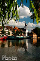 Photo : Eglise Saint-Guillaume, l'ill et le quai des Pecheurs, Strasbourg, Bas-rhin (67)