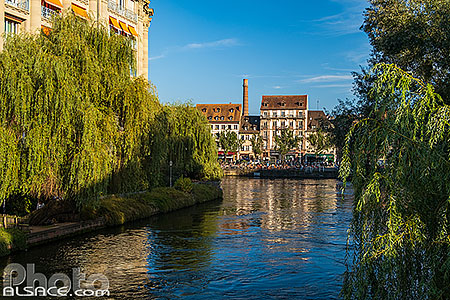 Photo : L'Ill et le quai des Pêcheurs vue depuis le pont Saint-etienne, Strasbourg, Bas-Rhin (67)