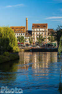 Photo : L'Ill et le quai des Pêcheurs vue depuis le pont Saint-etienne, Strasbourg, Bas-Rhin (67)
