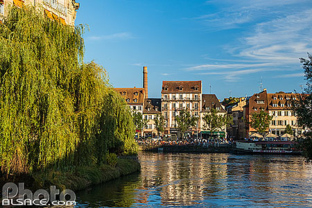 Photo : L'Ill et le quai des Pêcheurs vue depuis le pont Saint-etienne, Strasbourg, Bas-Rhin (67)