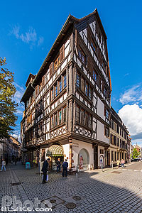 Photo : Maison alsacienne à colombage, Place Saint-Etienne, Strasbourg, Bas-Rhin (67)