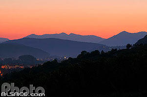 Photo : Les vosges au coucher du soleil depuis le vignoble de Mutzig, Bas-Rhin (67)