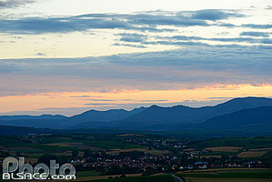 Photo : Paysage du vignoble de la Couronne d'Or et les vosges au crépuscule, Bergbieten, Bas-Rhin (67), Alsace, France