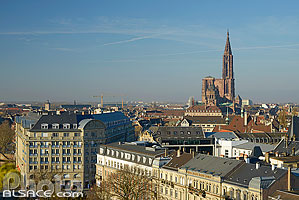 Photo : Immeuble ESCA et Cathédrale de Strasbourg, Bas-Rhin (67), Alsace, France
