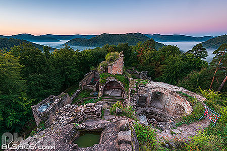 Photo : Château de Schoeneck dans le parc naturel régional des Vosges du Nord, Bas-Rhin (67)