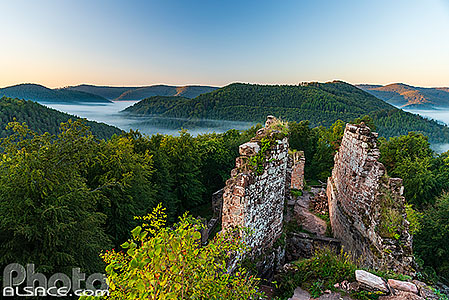 Photo : Château de Schoeneck dans le parc naturel régional des Vosges du Nord, Bas-Rhin (67)