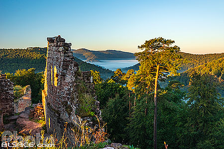 Photo : Château de Schoeneck dans le parc naturel régional des Vosges du Nord, Bas-Rhin (67)
