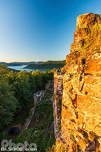 Photo : Château de Schoeneck dans le parc naturel régional des Vosges du Nord, Bas-Rhin (67)
