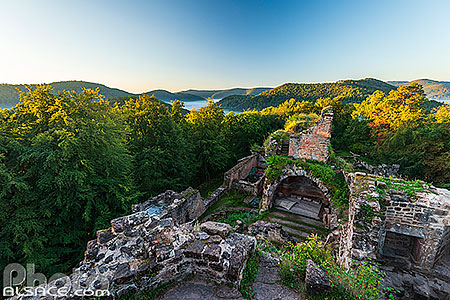 Photo : Château de Schoeneck dans le parc naturel régional des Vosges du Nord, Bas-Rhin (67)