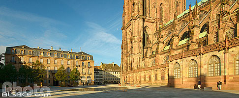 Photo : Place du Château et façade sud de la Cathédrale de Strasbourg, Bas-Rhin (67), Alsace, France